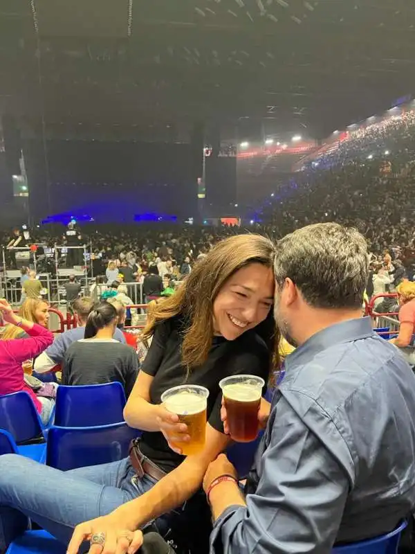 matteo salvini e francesca verdini al concerto di max pezzali a milano 1