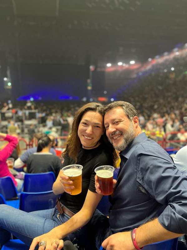 matteo salvini e francesca verdini al concerto di max pezzali a milano 3