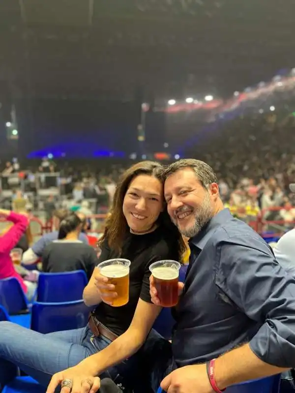 matteo salvini e francesca verdini al concerto di max pezzali a milano 3