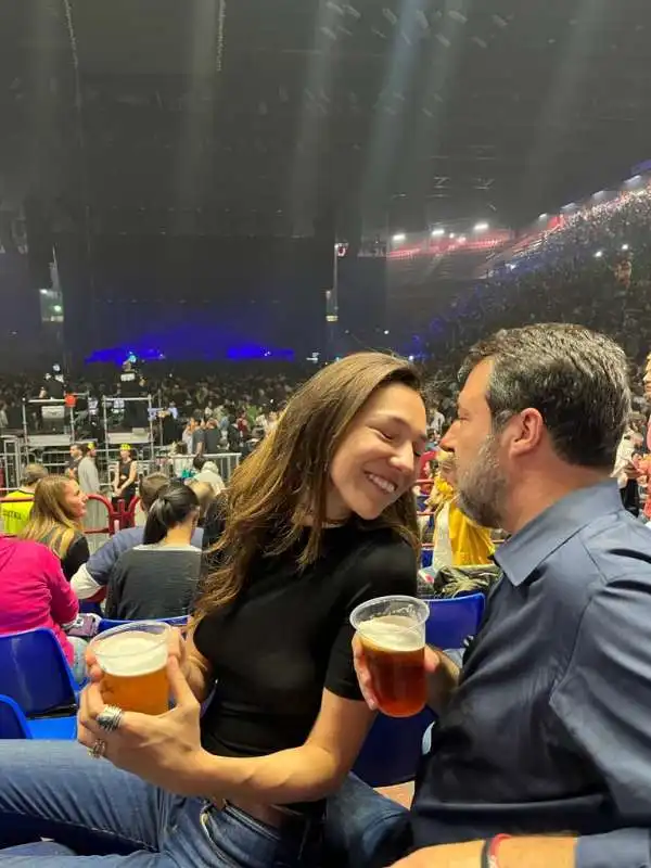 matteo salvini e francesca verdini al concerto di max pezzali a milano 5