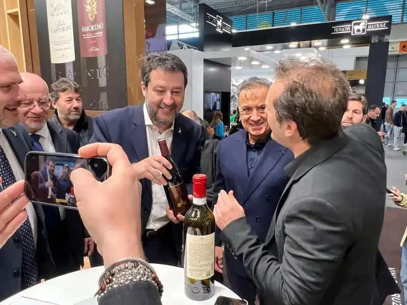 matteo salvini jean alesi e jarno trulli al vinitaly 2023 