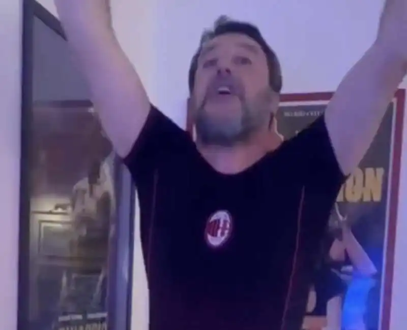 matteo salvini sul tapis roulant festeggia il milan in semifinale di champions league   2