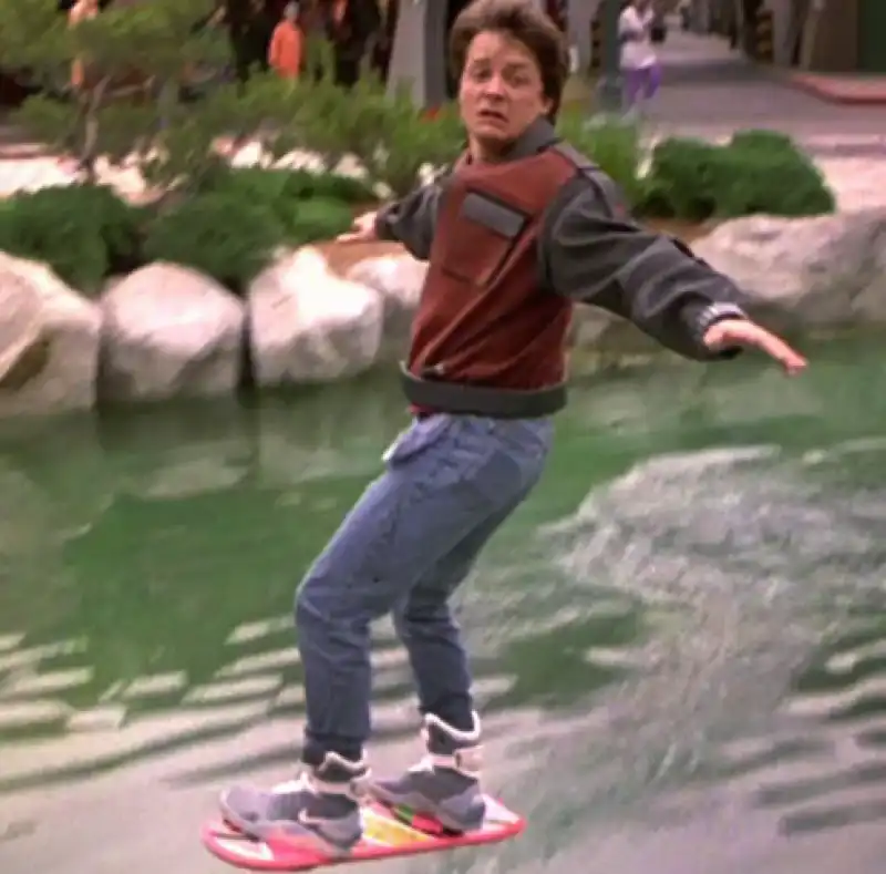 Michael J Fox  SULL hoverboard IN RITORNO AL FUTURO