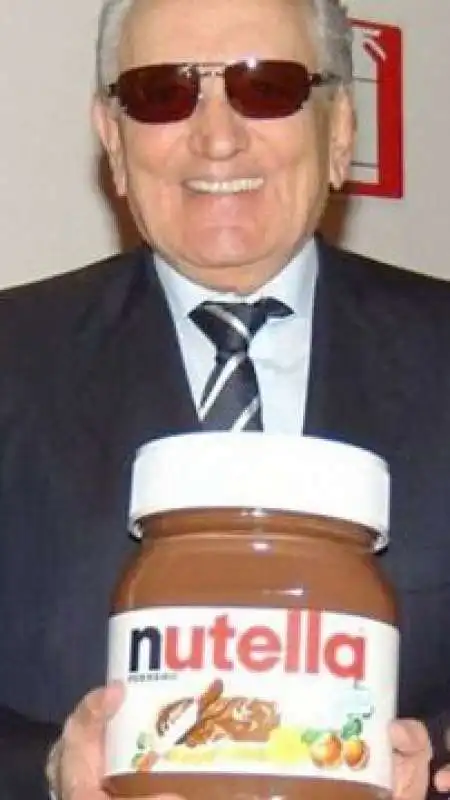 Michele Ferrero con un barattolo di Nutella