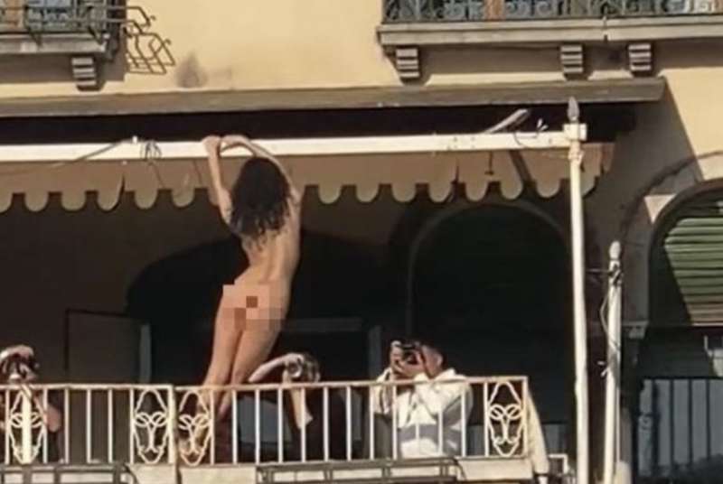 MODELLA POSA NUDA A VENEZIA