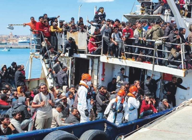 NAVE KEFIAH 1 PIENA DI MIGRANTI