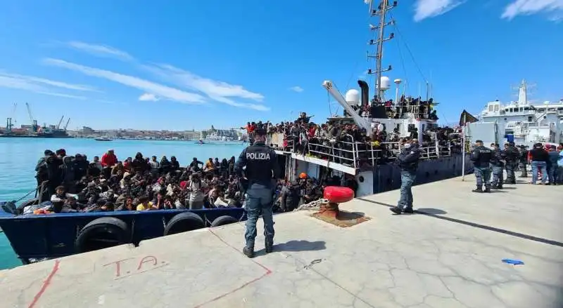 NAVE KEFIAH 1 PIENA DI MIGRANTI 