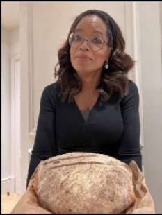 oprah winfrey a fiuggi con una pagnotta di pane ciociaro