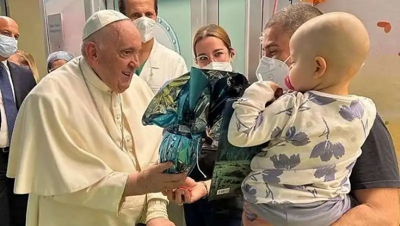 PAPA FRANCESCO BATTEZZA UN BAMBINO AL GEMELLI