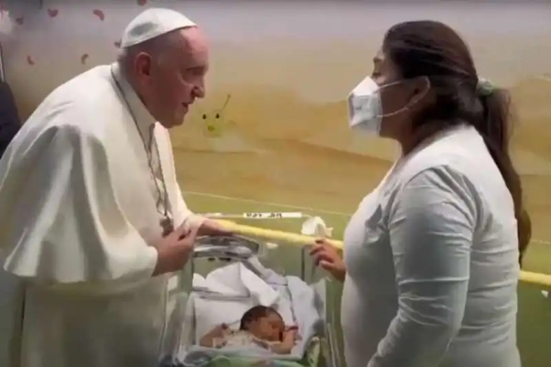 PAPA FRANCESCO BATTEZZA UN BAMBINO AL GEMELLI 3