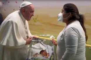 PAPA FRANCESCO BATTEZZA UN BAMBINO AL GEMELLI 3