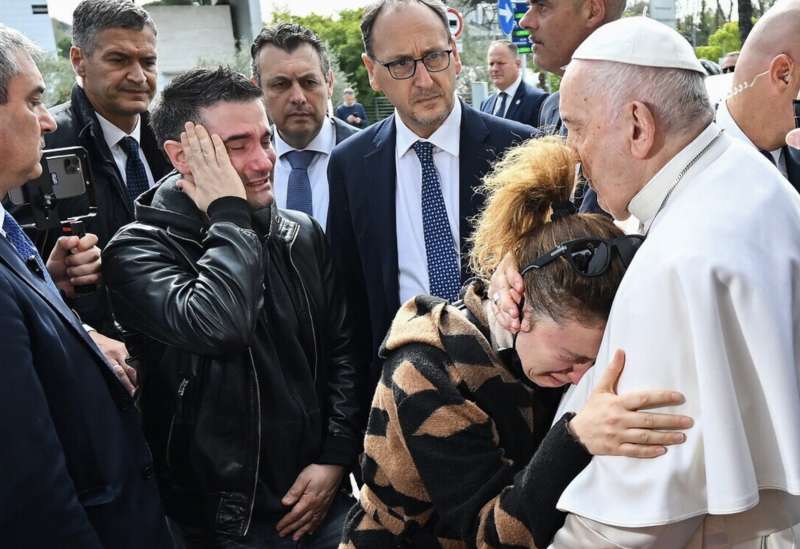 papa francesco consola due genitori che hanno perso la figlia 1