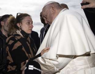 papa francesco consola due genitori che hanno perso la figlia 3