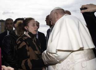 papa francesco consola due genitori che hanno perso la figlia 4