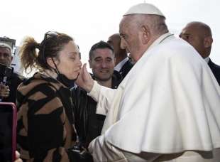 papa francesco consola due genitori che hanno perso la figlia 5