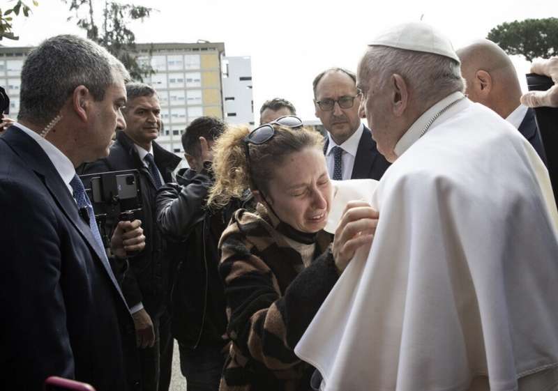 papa francesco consola due genitori che hanno perso la figlia 6