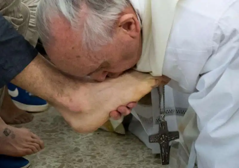 papa francesco e la lavanda dei piedi nel carcere minorile 5