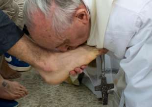 papa francesco e la lavanda dei piedi nel carcere minorile 5