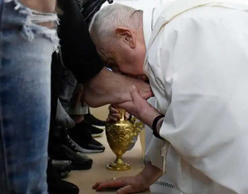 papa francesco e la lavanda dei piedi nel carcere minorile 6