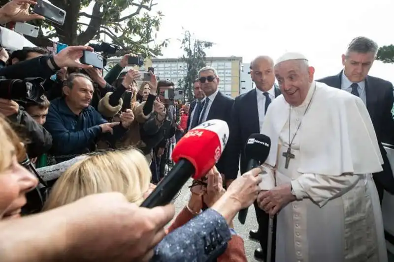 PAPA FRANCESCO PARLA CON I GIORNALISTI FUORI DAL GEMELLI 