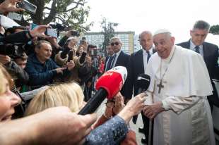 PAPA FRANCESCO PARLA CON I GIORNALISTI FUORI DAL GEMELLI