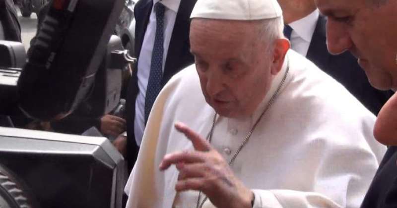 PAPA FRANCESCO PARLA CON I GIORNALISTI FUORI DAL GEMELLI