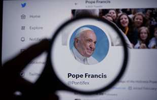 papa francesco senza spunta blu su twitter 1