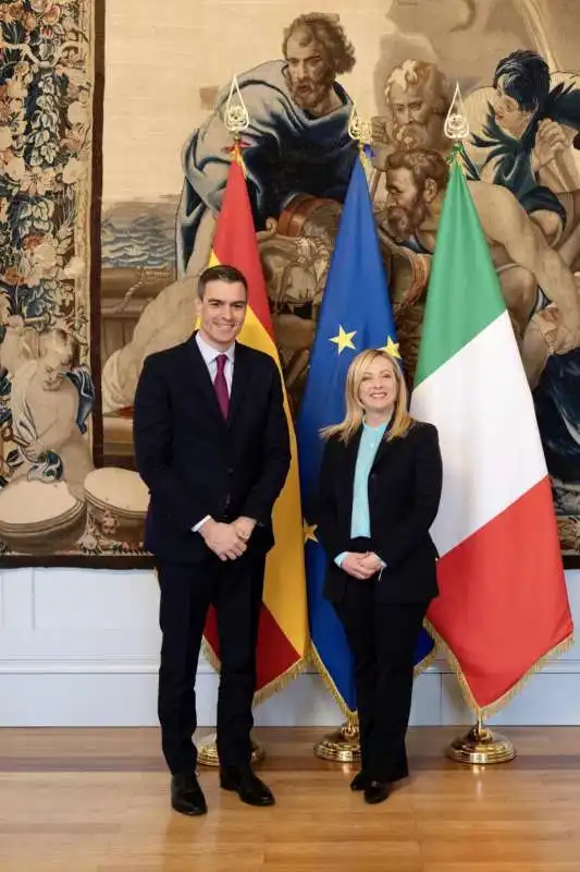 pedro sanchez giorgia meloni  a palazzo chigi 