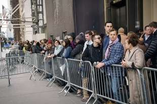 persone in strada a new york