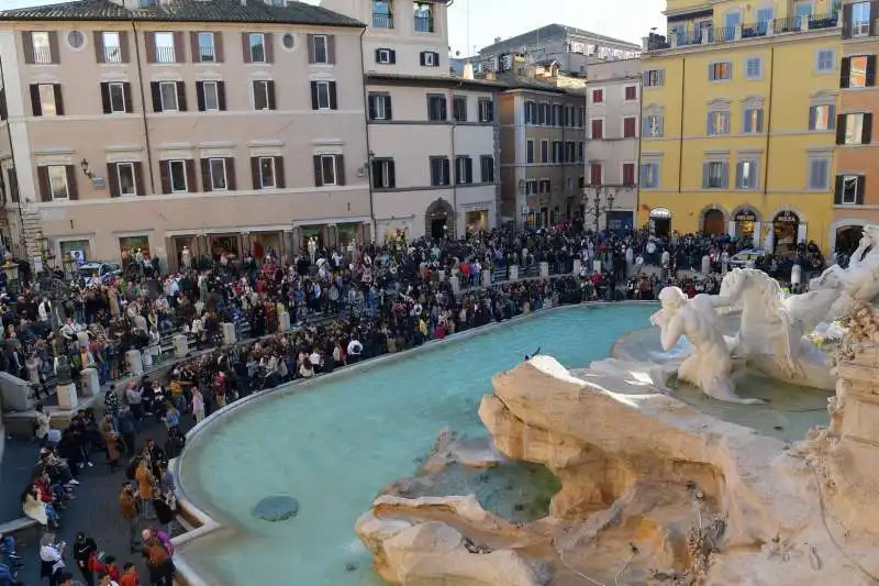 piazza di trevi vista da palazzo poli