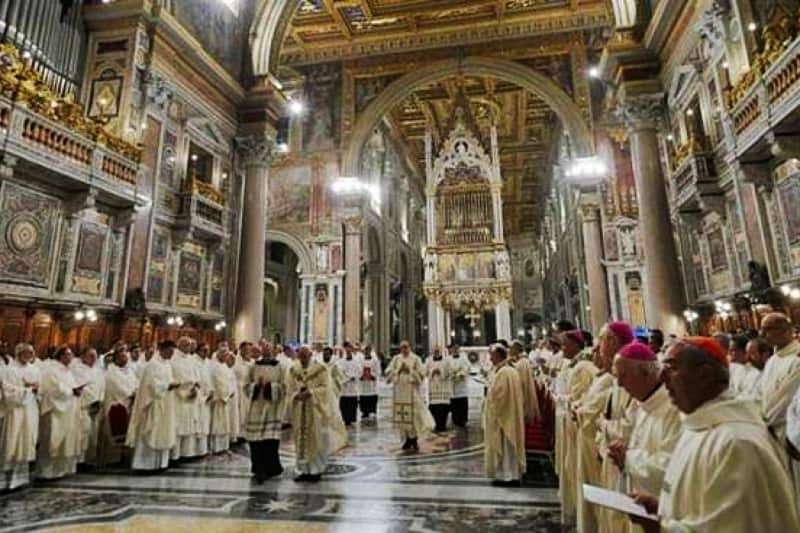 prete anglicano dice messa al laterano e siede sullo scranno del papa