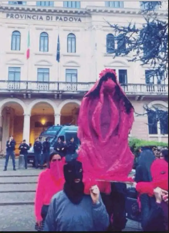 processione della sacra vulva a padova 2