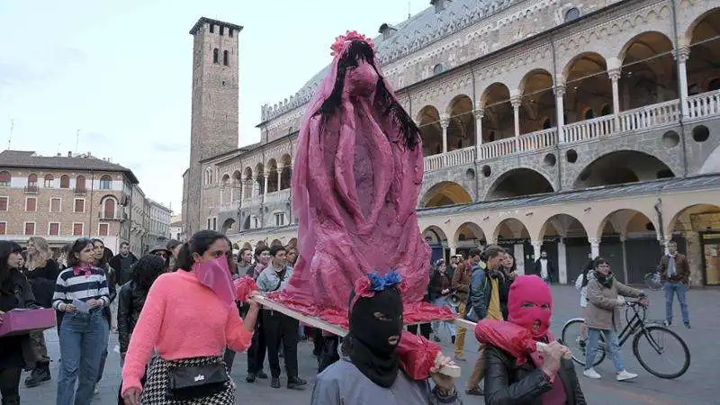 processione della sacra vulva a padova 3