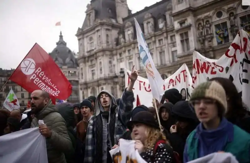 proteste a parigi dopo il via libera della corte costituzionale alla riforma delle pensioni