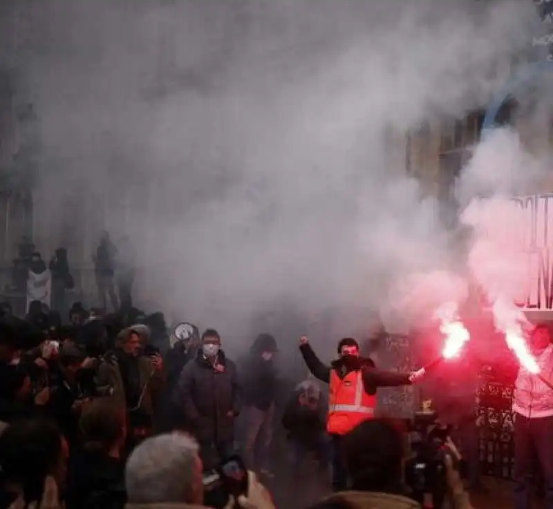 proteste a parigi dopo il via libera della corte costituzionale alla riforma delle pensioni 