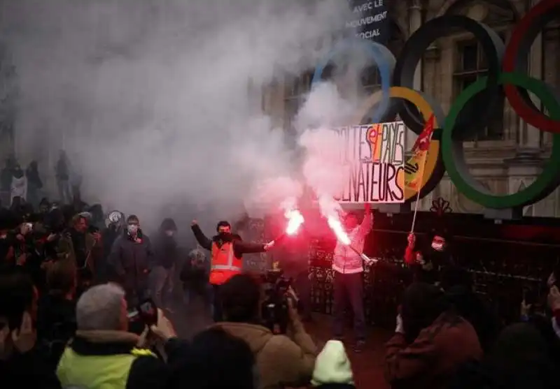 proteste a parigi dopo il via libera della corte costituzionale alla riforma delle pensioni 