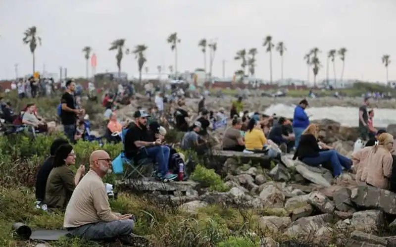 pubblico assiste al lancio di starship a boca chica 