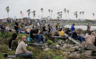 pubblico assiste al lancio di starship a boca chica