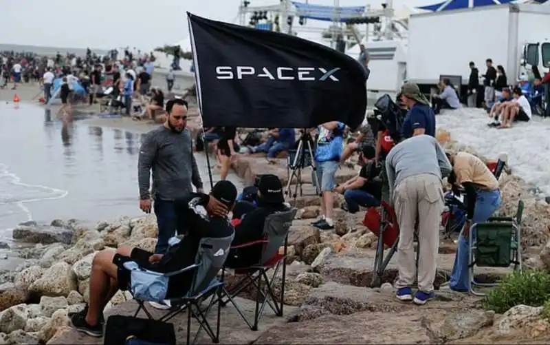 pubblico assiste al lancio di starship a boca chica  