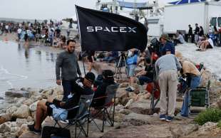 pubblico assiste al lancio di starship a boca chica