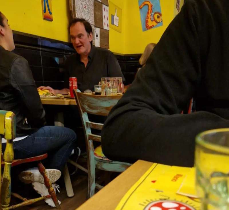 quentin tarantino mangia una pizza a milano