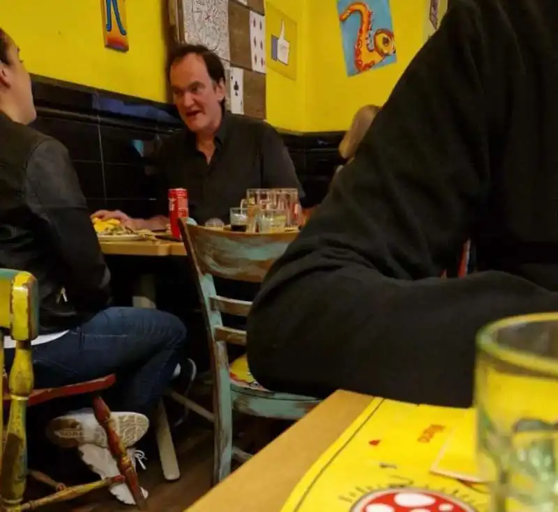 quentin tarantino mangia una pizza a milano 