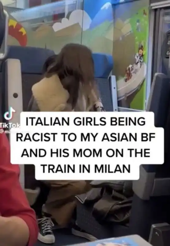 ragazze prendono in giro donna cinese sul treno 1