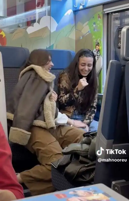 ragazze prendono in giro donna cinese sul treno 2