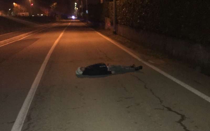 ragazzi stesi per strada 2