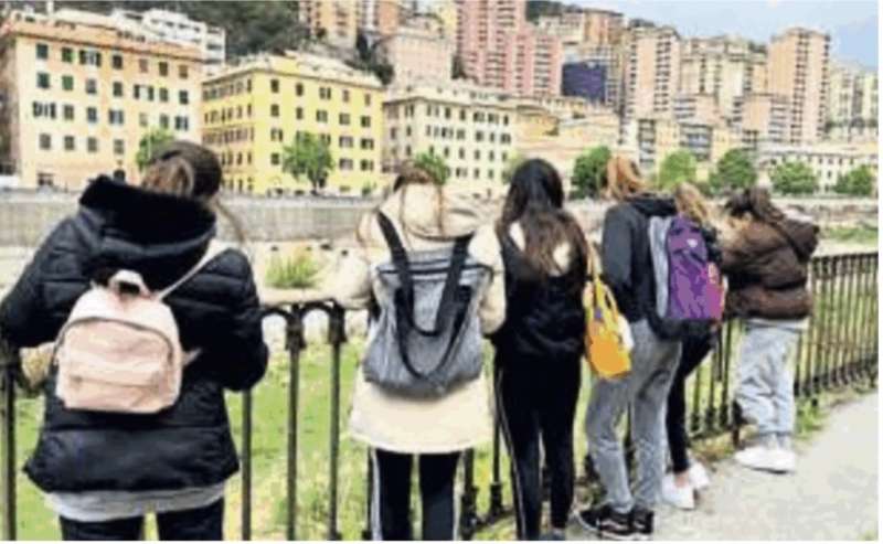 RAGAZZINI IN GITA A GENOVA OSSERVANO I CINGHIALI 2