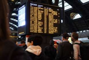 ritardi alla stazione centrale di milano dopo il deragliamento a firenze 1