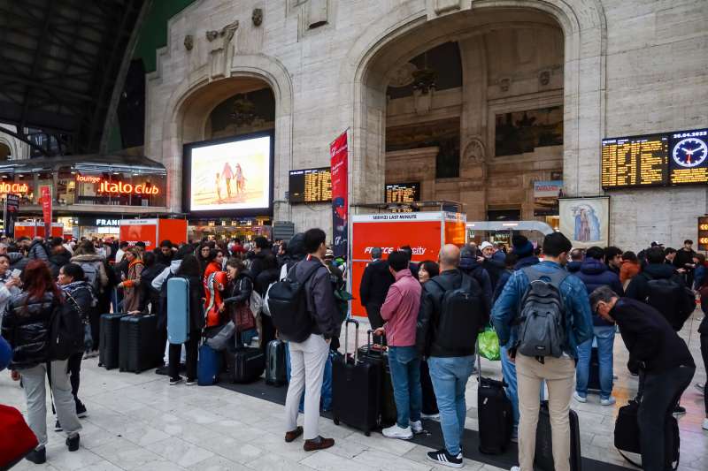 ritardi alla stazione centrale di milano dopo il deragliamento a firenze 10