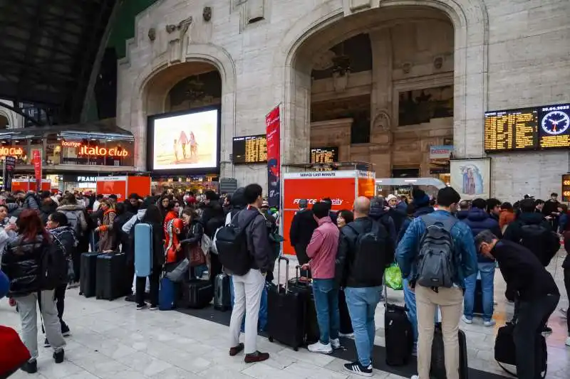 ritardi alla stazione centrale di milano dopo il deragliamento a firenze   10