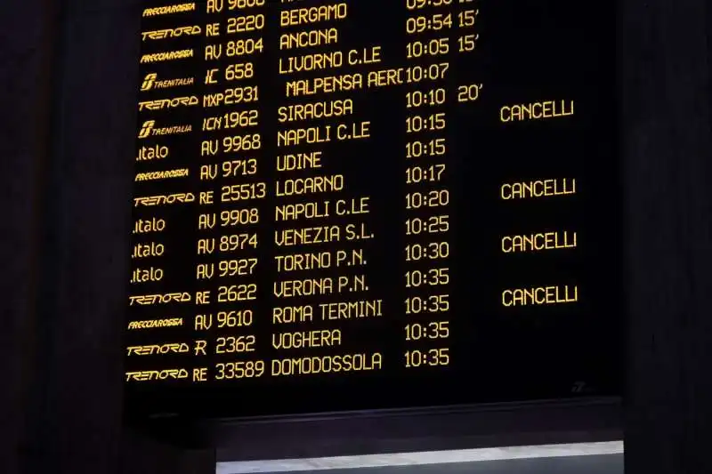 ritardi alla stazione centrale di milano dopo il deragliamento a firenze   11